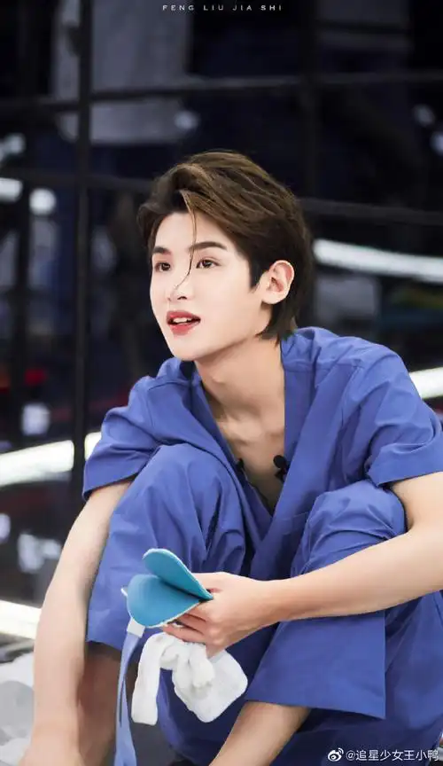 欢迎到黄明昊的锁骨里游泳成为里面的一条鱼～我第一个不请自来!