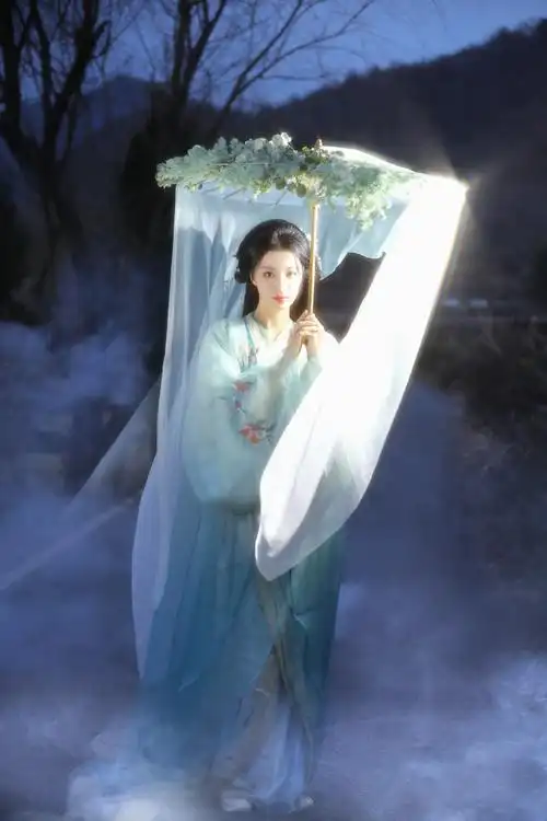 王楚然古装提灯