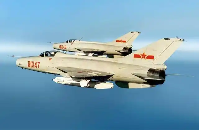中国空军已有歼20和歼16战机,歼7诞生了几十年,为何还在服役?