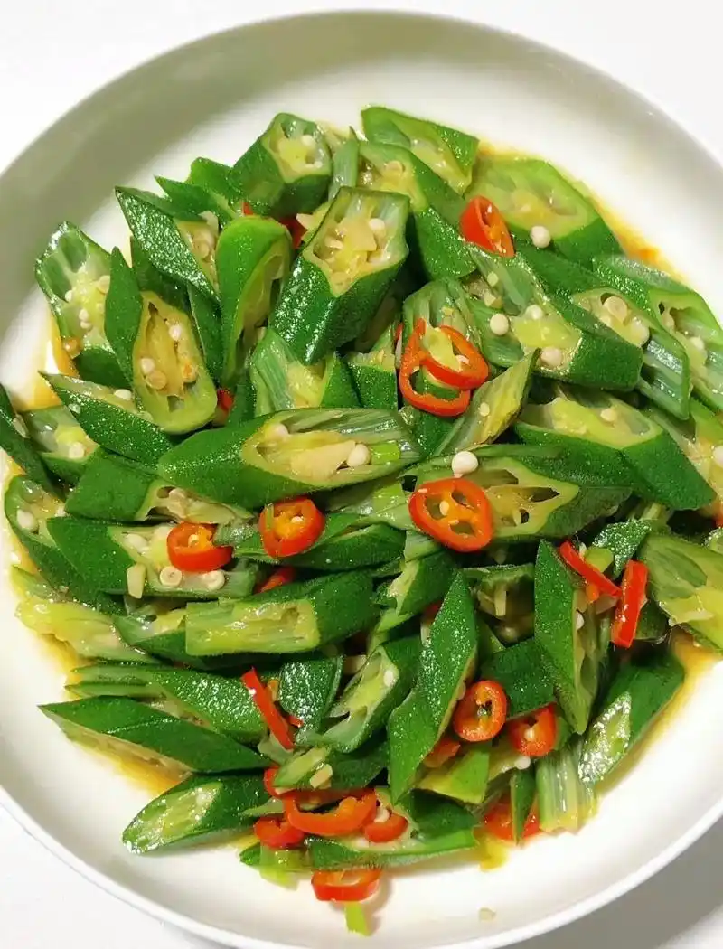 清炒秋葵.做法,秋葵切斜刀块备用,其他食材切好备用,水开放入 - 抖音