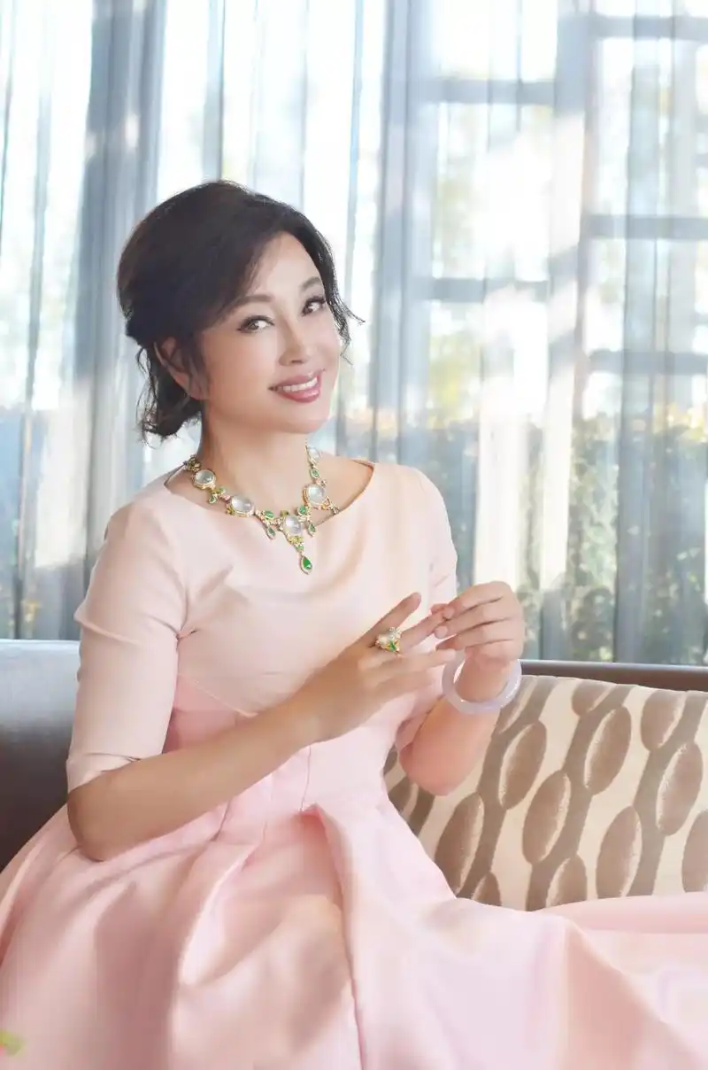 刘晓庆戴着珠宝去参加活动,却因为一个细节被网友批评了