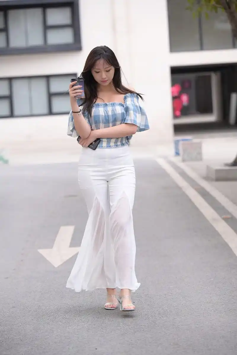 白色紧身裤永远是丰腴女人的最爱!