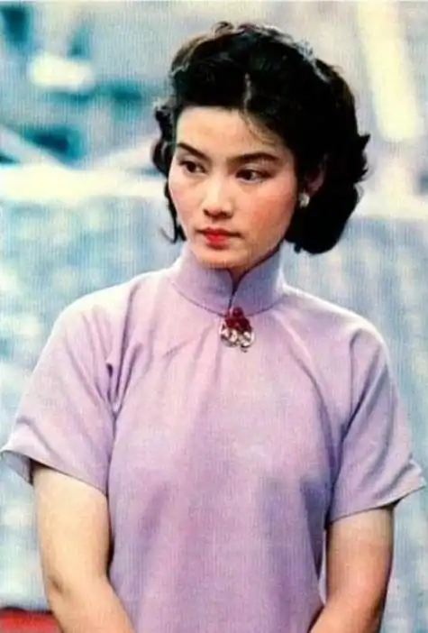 被潘虹的老年状态惊艳到:69岁头发花白,穿衣极简却高级有气质