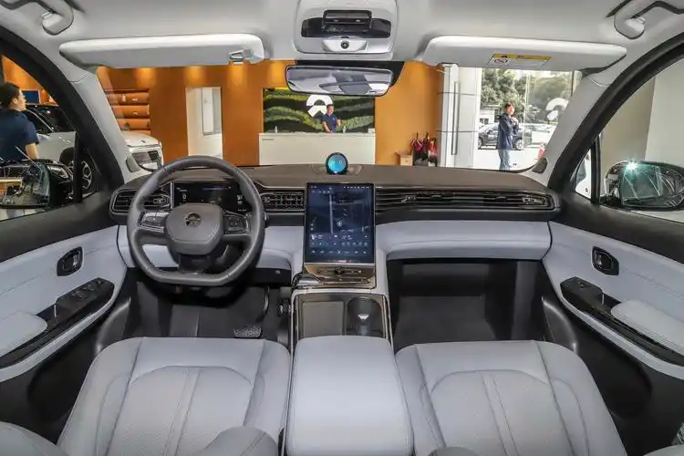 内饰方面,蔚来es6沿用了家族式设计,整体风格较为简洁,时尚.