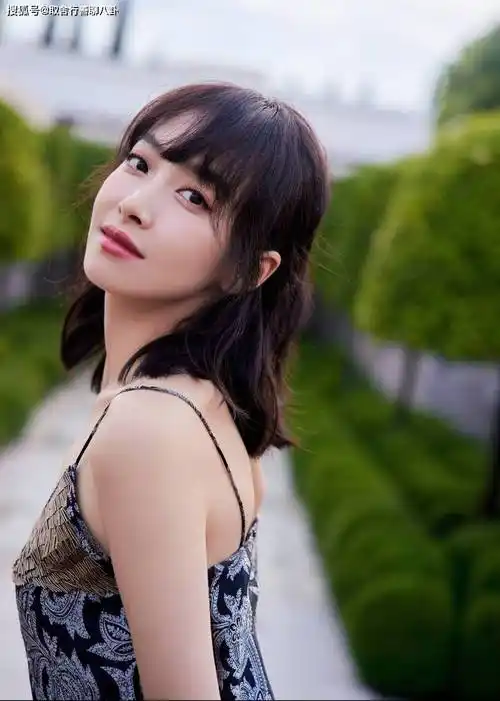 宋茜穿深v吊带魅力十足,10岁学习舞蹈,分不清哪吒和红孩儿_照片_网友
