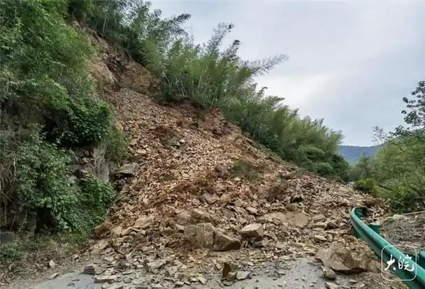 池州石台县x027高汤路发生山体滑坡预计15日前恢复通车