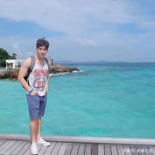 爱养狗的小鲜肉,竟有冰块盒般的腹肌和性感的人鱼线,真撩人