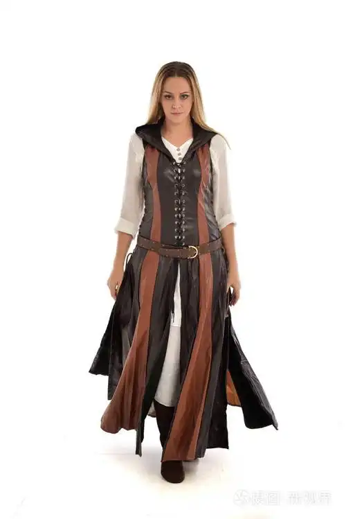 穿褐色皮革的女孩的全长画像中世纪服装, 站立姿势, 被隔绝在白色演播