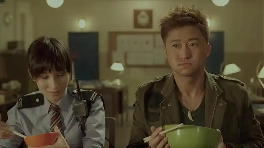 电影之所以叫《狼牙》,是因为阿布脖子上挂着一颗狼牙,他说自己从草原