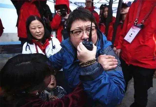 韩红在公益现场