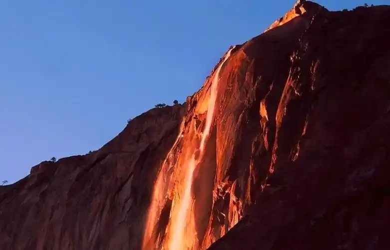 美国公园现"火瀑布"奇景 如火山岩浆(1/7)