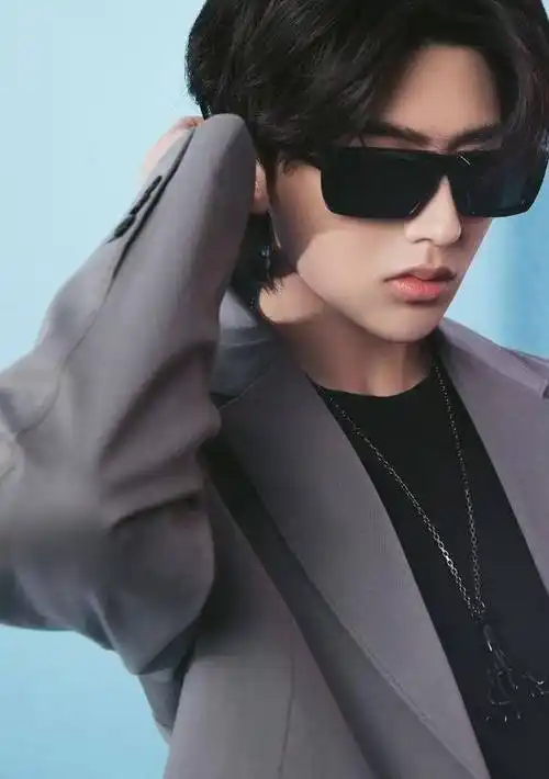 原创蔡徐坤西装墨镜照上热搜网友妥妥的霸道总裁既视感