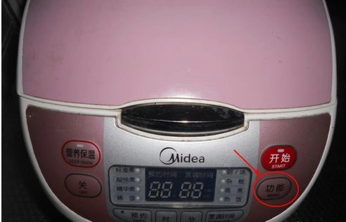 4,然后按下"预约"按钮,算好自己什么时候需要开始煮饭,时间可以设定的