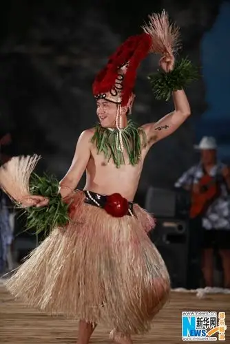 邓超《跑男》草裙热舞 沙滩半裸秀好身材