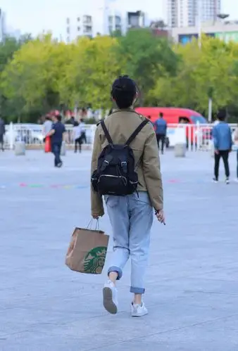 逛街时遇到一位淳朴女孩, 她笑容甜美, 招人喜欢