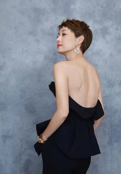 马伊琍这件抹胸连衣裙非常有心机,腰间的金属铆钉腰带打破了黑色裙子