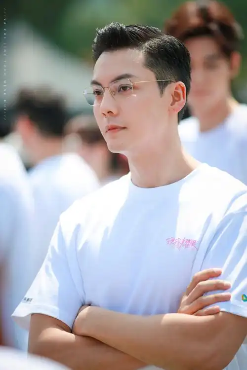 陈伟霆三七分背头造型##陈伟霆没有技巧就是硬帅