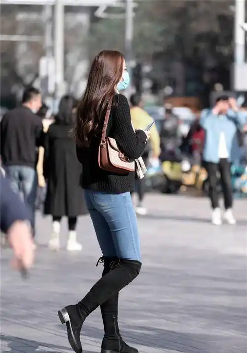 紧身牛仔裤搭配过膝长靴挑身材的服装搭配一般人不敢尝试