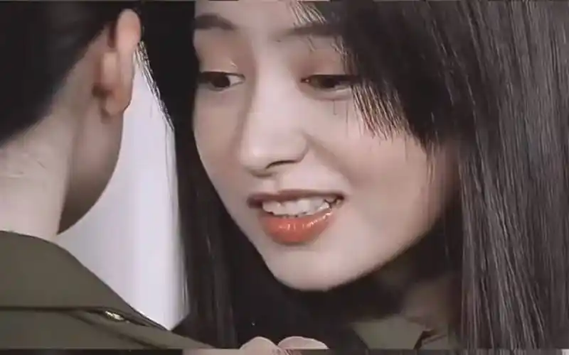 3.原来,郑晓龙导演看到了斓曦笑起来时露出的虎牙.