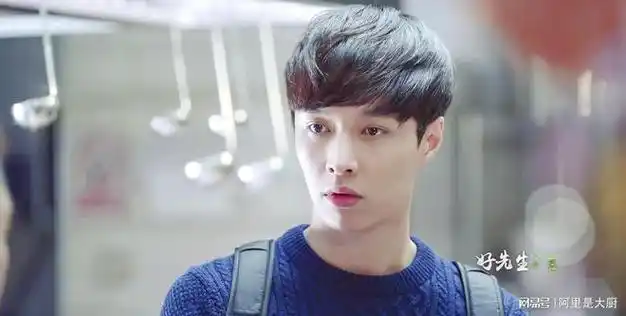 的工作室,也是从这时起,越来越多国内的粉丝见证了张艺兴的飞速发展