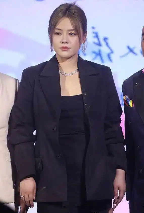 马思纯胖了也很美盘发搭西装显熟女气质就是水桶腰太减分