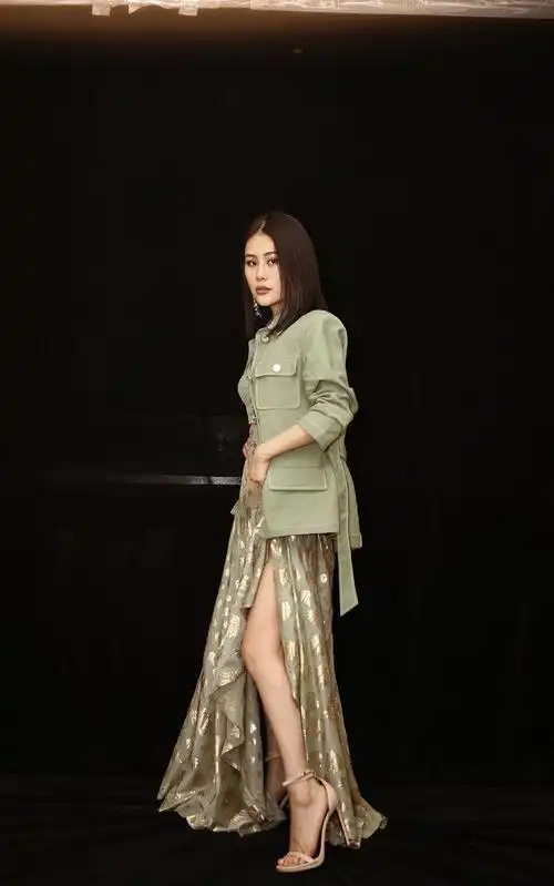 袁娅维唱歌是不错,但发型就不敢恭维了,完全是不在时尚范畴内!