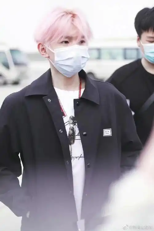 王源 时尚粉发饭拍##王源