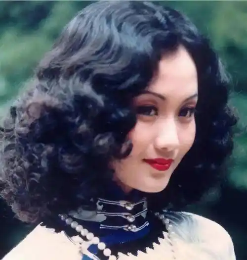 深知自己劣势的李颖,很早就开始了自己的转型,李颖出道成为影视演员