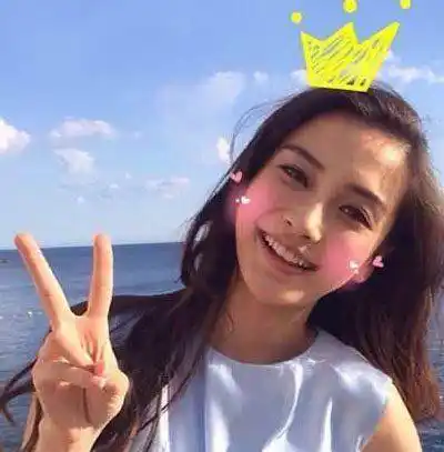 baby的自拍剪刀手很阳光,给人的感觉是暖暖的,她笑的特别开心,自然