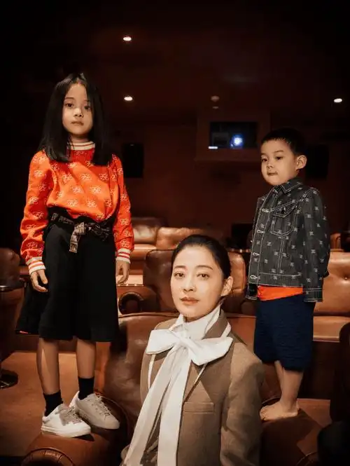 梅婷带女儿儿子拍大片女儿俏皮儿子可爱妈妈造型百变好端庄