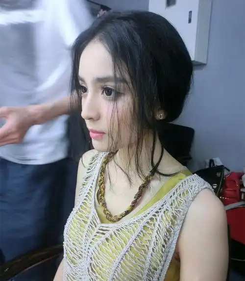 这和杨幂对她的倾心培养分不开,而与她同期出道的古力娜扎,这两年显然