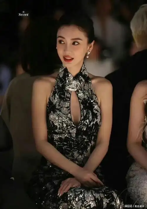 杨颖复出首秀穿中式刺绣旗袍引网友热议