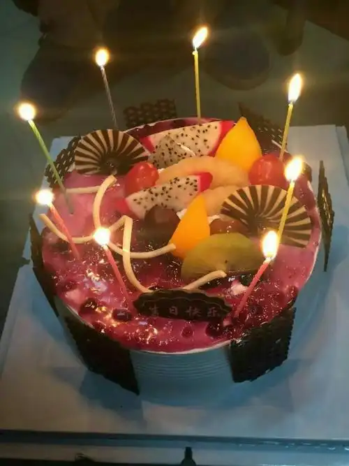 在一起过生日,一起吹蜡烛,一起吃蛋糕,这样的感觉真好.