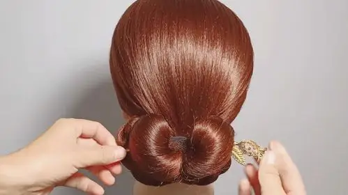 来源:好看视频-适合中年妈妈的日常盘发发型,高贵优雅显气质,简单易学