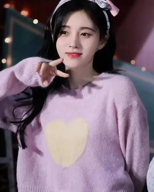 鞠婧祎嘟嘴看镜头超可爱,网友:不愧是4千年一遇的女子_洋娃娃_人气