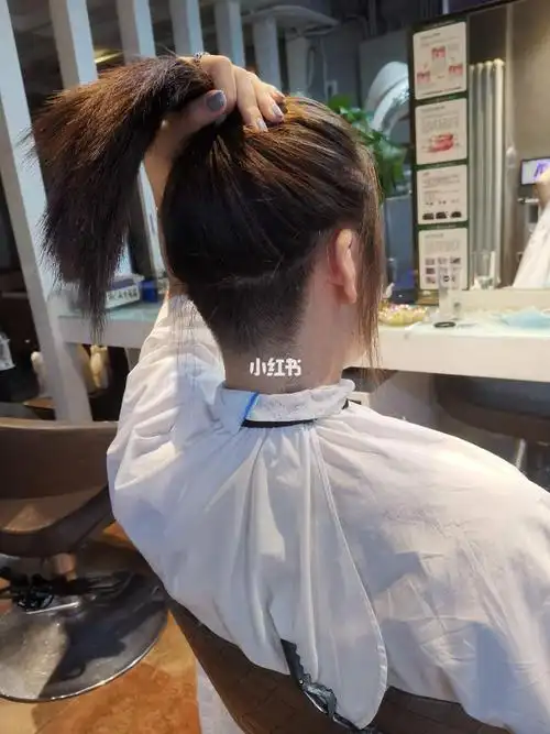 半剃头发型女生图片