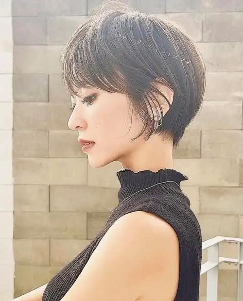 利落的短发是不少女生想要打造干练造型的首选,特别是对于身材娇小的
