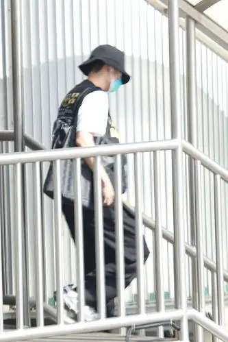 肖战戴渔夫帽穿马甲低调帅气 步履匆匆走路带风