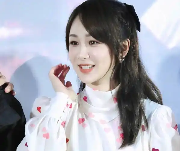 李现迎来29岁生日,老同学杨紫在线送祝福,晒照方式成焦点_关系_韩商言