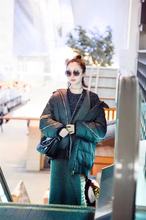 江一燕冬日时尚街拍 巧搭金属色打破冬日沉闷