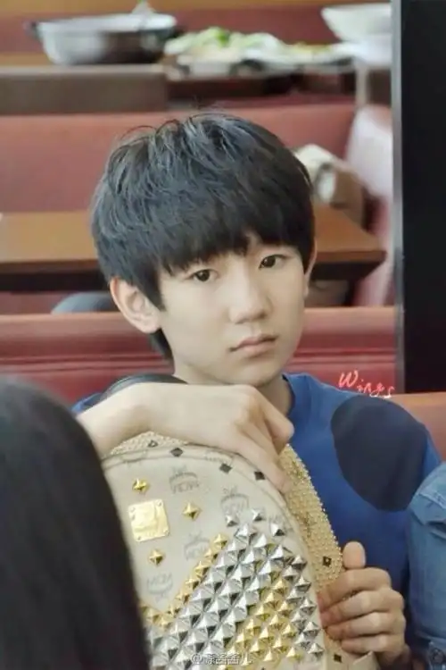 王源#我爱豆就是发呆的时候也是帅的 服!