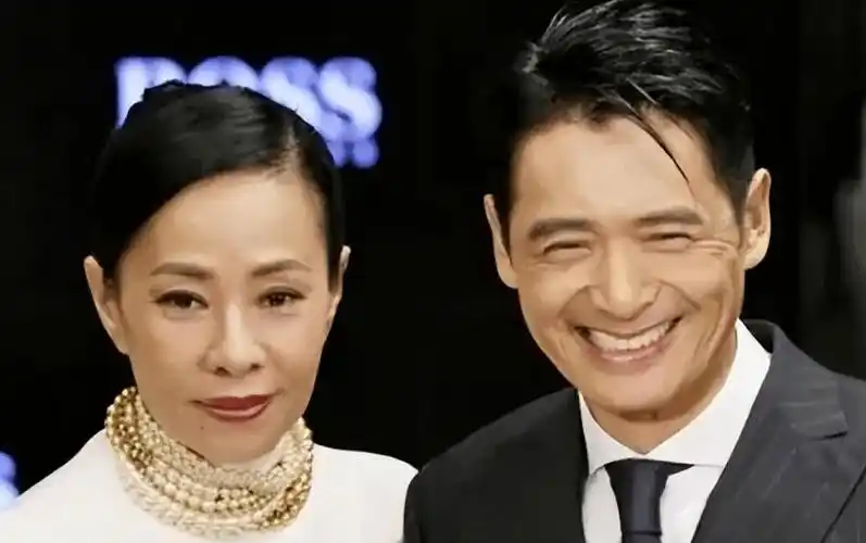 赌神周润发中风昏迷时,妻子不在身边,无儿无女还笑他不捐款?