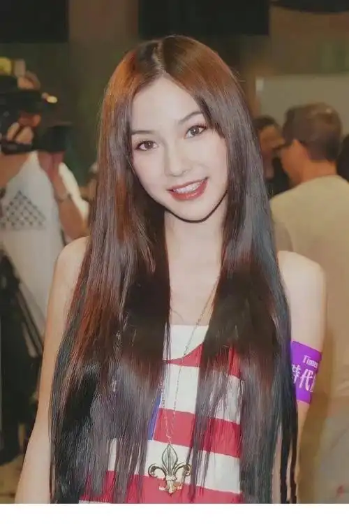 杨颖早期旧照满脸胶原蛋白雪肤玉貌大美腿太惊艳了