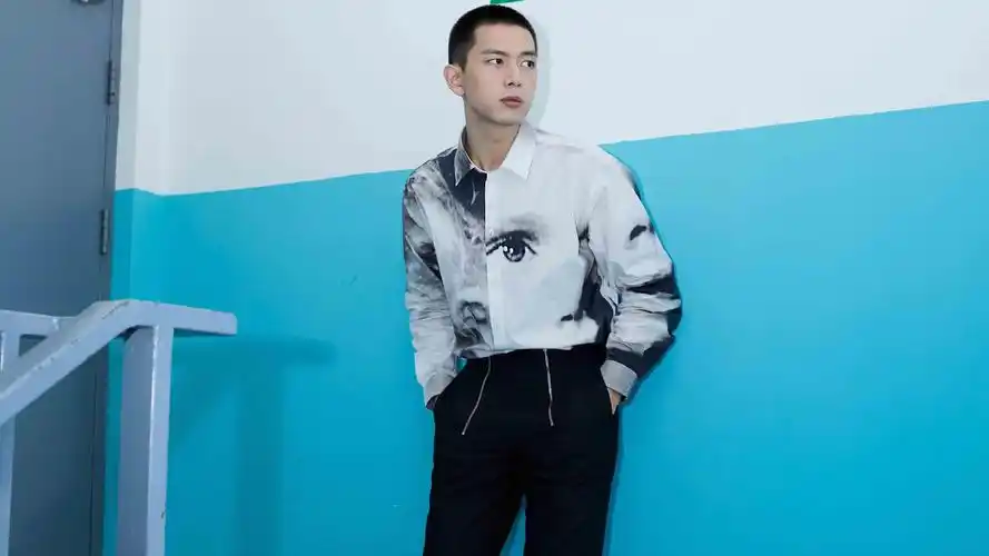 电脑壁纸 明星 大陆明星 李现寸头个性帅气写真