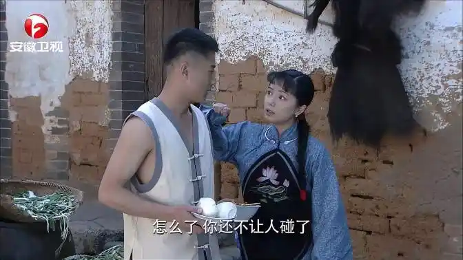 围屋里的桃花:春丫爱上小木匠,说话不害臊,竟让母亲把她嫁出去-影视综