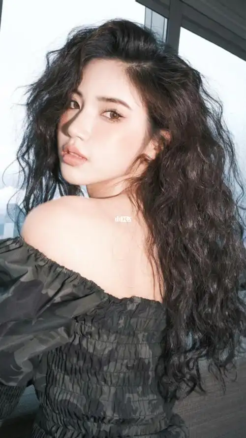 羊毛卷烫发真的太显脸小啦圆脸大脸也很适合