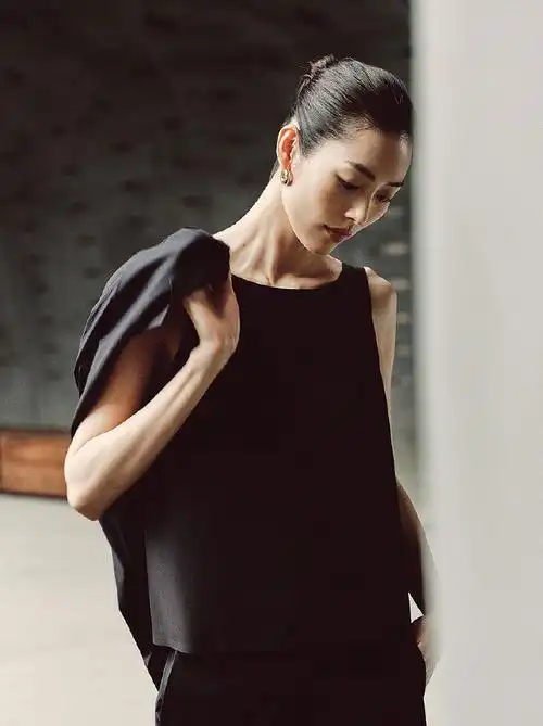 刘雯超话x 始祖鸟|演绎品牌最新大片,简约高级是她!#时尚