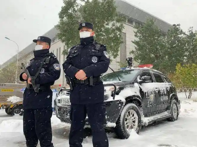 坚守的"警"色 带给您不一样的特"景"_特警总队