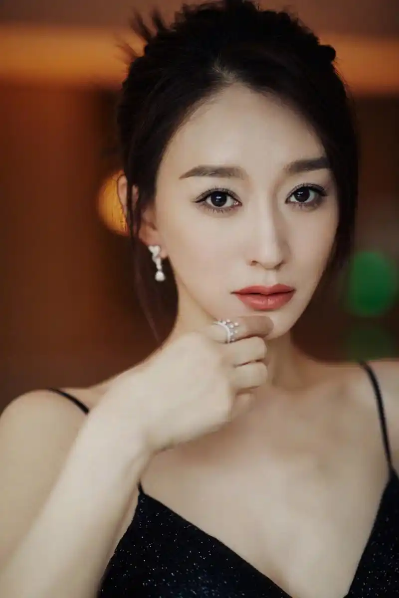 李小冉黑色吊带星光长裙,曼妙优雅,勾勒优越好身材