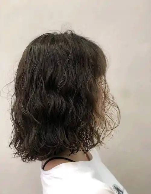 这款全头烫的波波头看上去蓬松还有纹理感,改变了波波头在我们心中